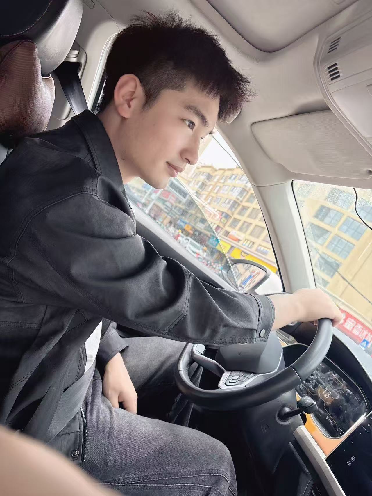 段忠忠主视觉人物照